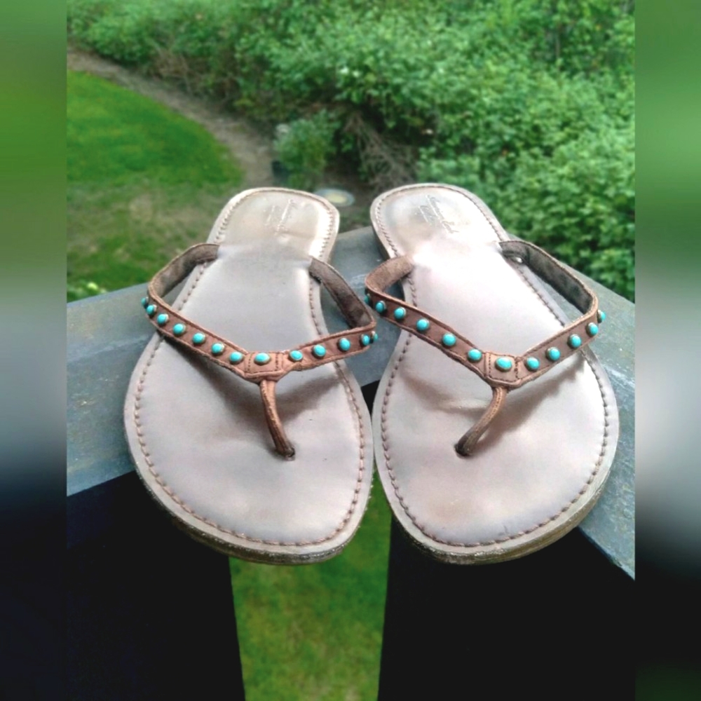American Eagle brown leather flip flop sandals with turquoise stud accents sz 8